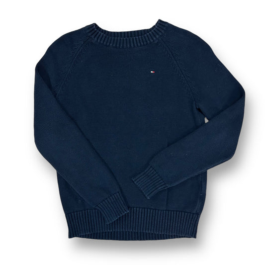 A navy blue Hilfiger crewneck sweater for boys, with a ribbed cuff and a logo on the chest.