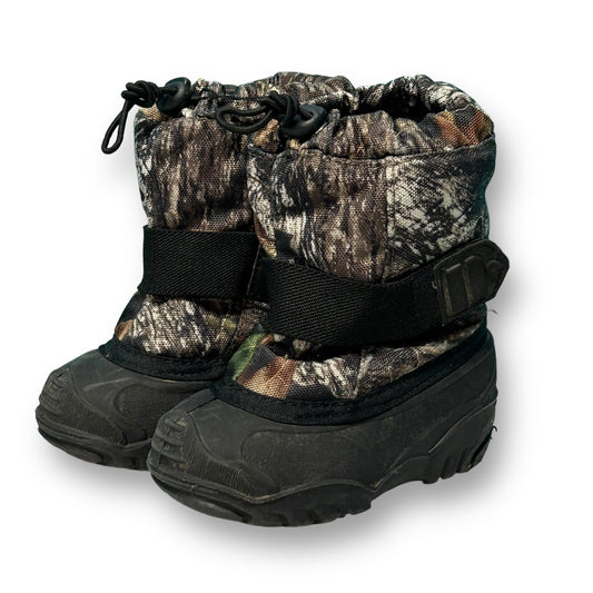 Toddler boy size 6 camouflage bungee fit weatherproof snow boots with black straps.
