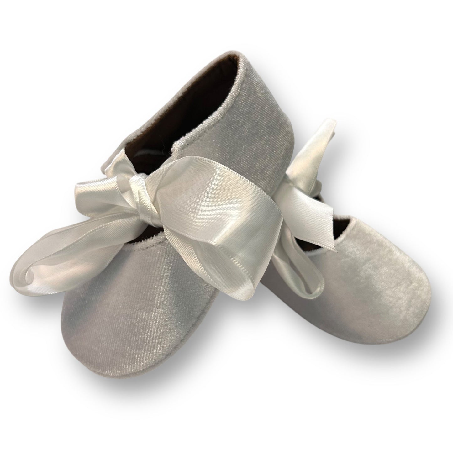 A pair of white velvet ribbon bow-tied baby girl shoes