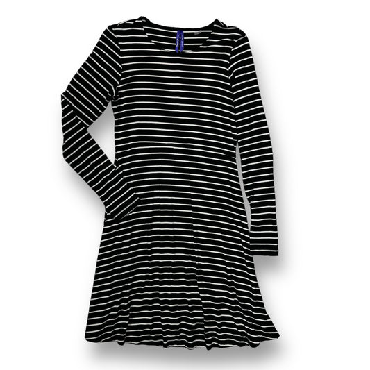 Seraphine Size 4 B&W Striped Long Sleeve Flowy Maternity Dress