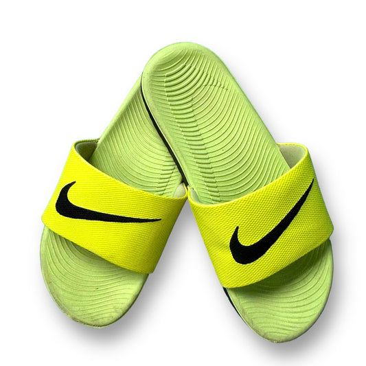 Nike Youth Boy Size 5 Bright Yellow Slides