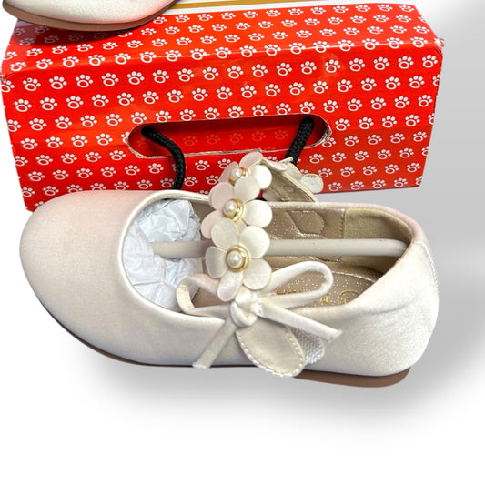 NEW! Toddler Girl Size 8 Ivory Dress Shoes with Floral Accented Straps in Box