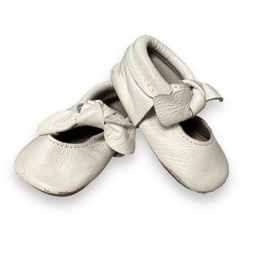 Freshly Picked Toddler Girl Size 4 White Mini Sole Knotted Bow Mocc Shoes